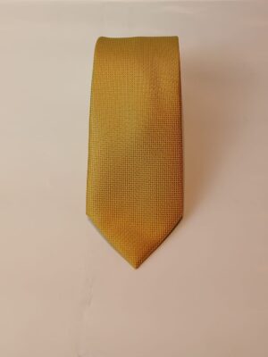 Corbata dorada con microtextura geométrica