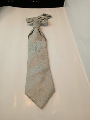 Corbata tipo ascot con brocado en tonos celeste y plata