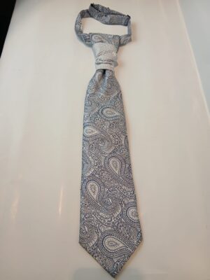 Corbata tipo ascot en blanco y azul con dibujo paisley