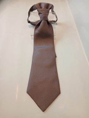 Corbata tipo ascot en marrón chocolate con microdibujo