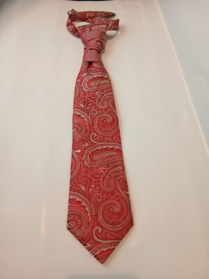 Corbata tipo ascot en rojo con dibujo paisley
