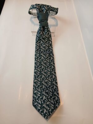 Corbata tipo ascot verde con dibujo damasco en blanco