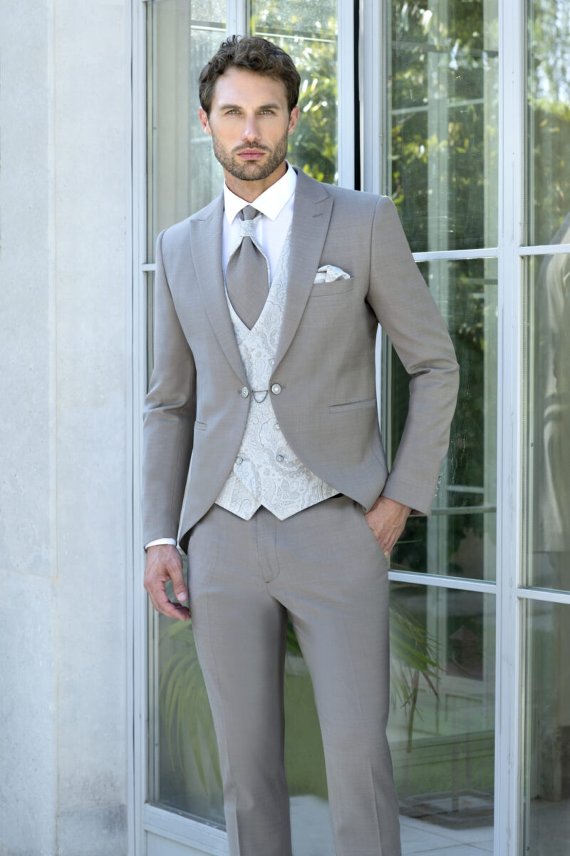 Traje de novio gris perla para boda civil de día