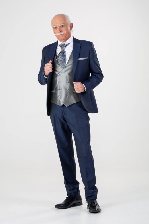 Traje oscuro clásico recomendado para padrino de boda
