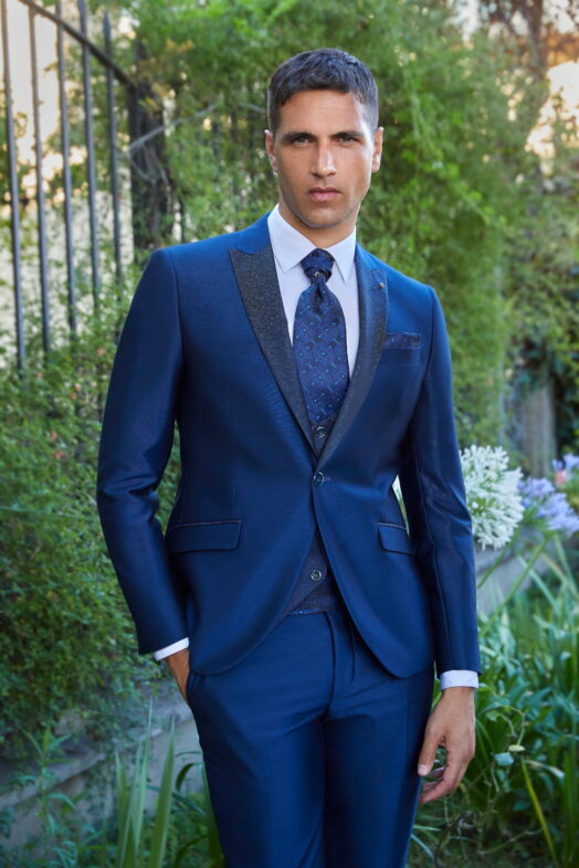 Traje azul marino