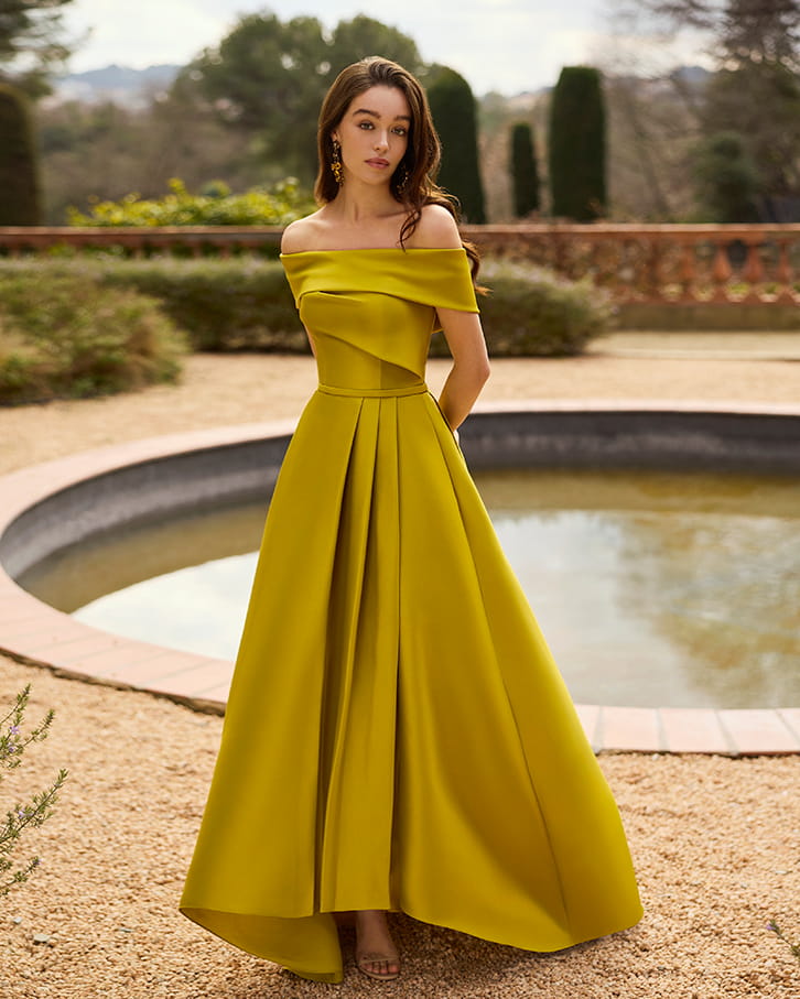 Vestido color mostaza para boda de día