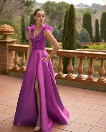 Vestido con detalles de flecos y plumas